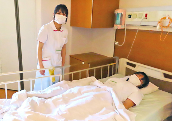 写真：色々なベッドがあって、寝心地の違いを体験