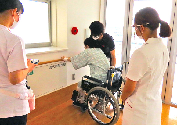 写真：理学療法士との病棟でのリハビリを見学
