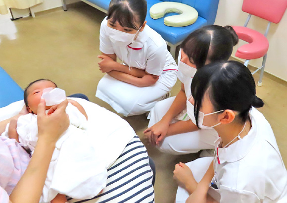 写真：赤ちゃんの手足の小ささ、ミルクを飲む力強さに感激