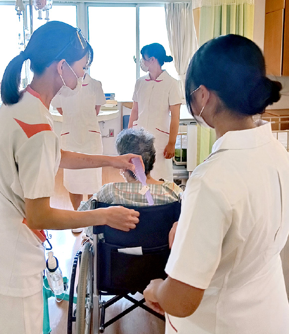 写真:食事の準備