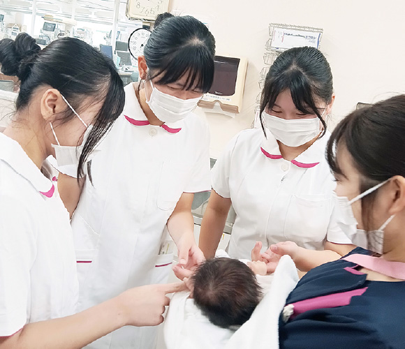 写真:赤ちゃんにタッチ